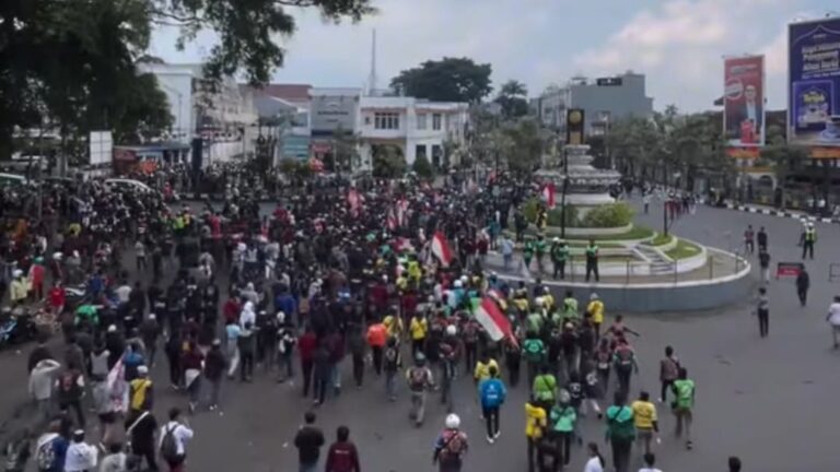 Demo Mahasiswa di Kota Sukabumi Berlangsung Hingga Malam, Berikut 11 Tuntutannya