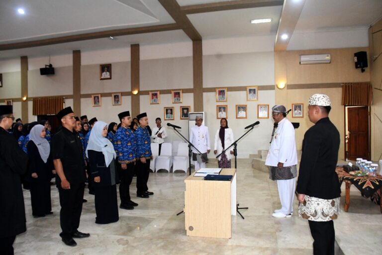 Momentum HJKS ke-155, Bupati Lantik 48 PNS dan Serahkan Satyalancana Karya Satya Kepada 100 ASN
