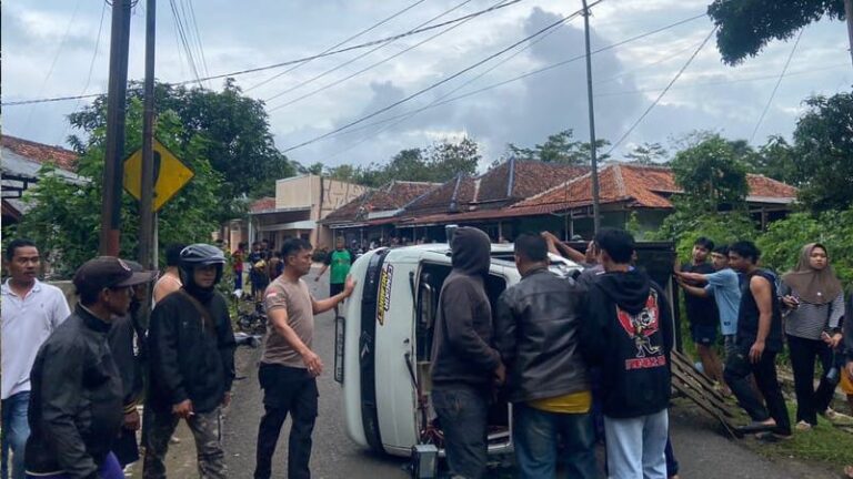 Pick Up Terguling di Tikungan Ciemas Sukabumi, Pengendara Motor Luka Berat