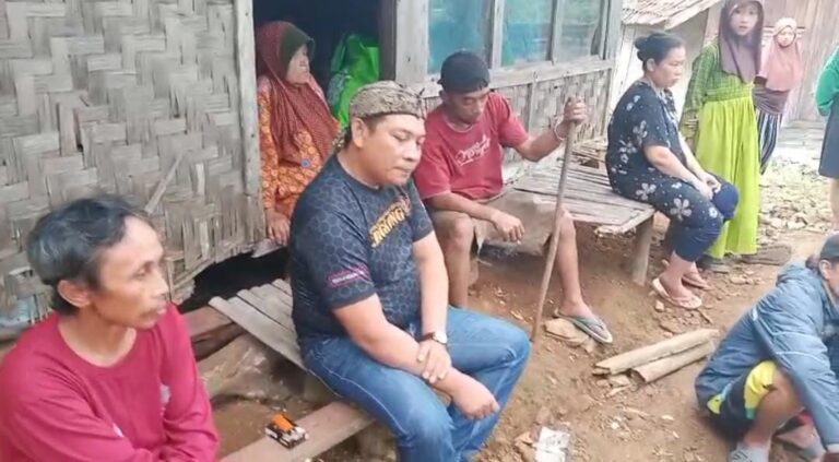 Ketua DPC Jampang Tandang Makangan (JTM) Kecamatan Lengkong, Suparman, bersama komunitas Motor Adventur Leutak, menyambangi kediaman sederhana Mak Komsiah. | Foto: Ist