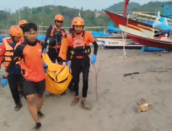 Tim SAR Temukan Wisatawan yang Terseret Ombak di Pantai Kebon Kalapa Sukabumi