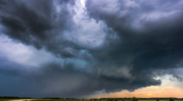 BMKG Peringatkan Cuaca Ekstrem: Hujan Lebat dan Angin Kencang Berpotensi Terjadi Awal September 2025