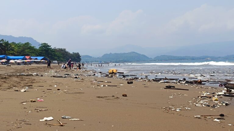 Sampah di Pantai RTH Citepus saat long Weekend, Kades Buka Suara