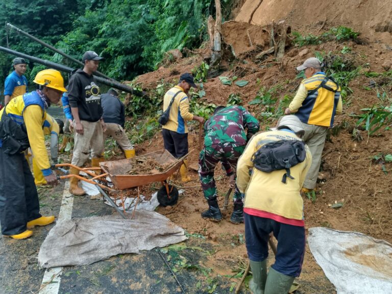 Tanah Longsor Tutup Sebagian Jalan Sukabumi–Lebak di Cicadas Cisolok, Lalu Lintas Buka Tutup
