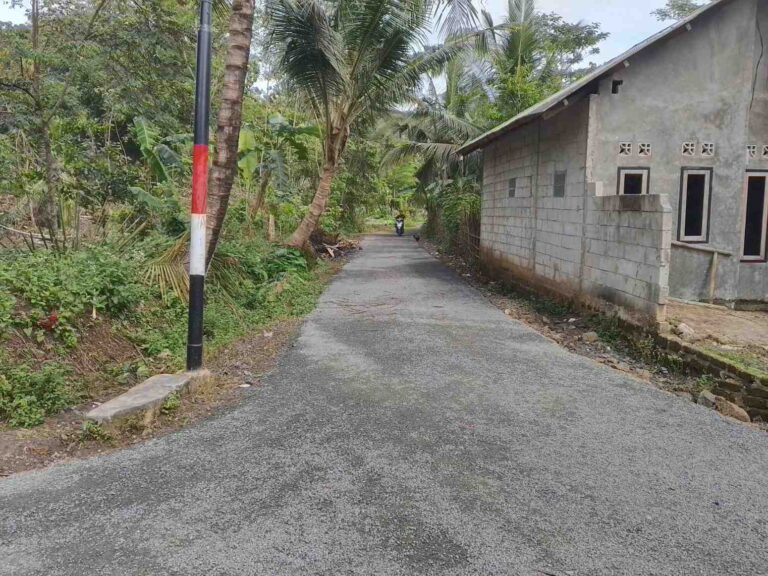 Pemkab Sukabumi Perbaiki Jalan Lingkungan di Desa Buniwangi, Warga Apresiasi