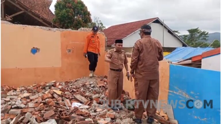 Video: Atap SMPN 1 Cimanggu Runtuh, Bupati Sukabumi Tinjau dan Instruksikan Perbaikan Cepat