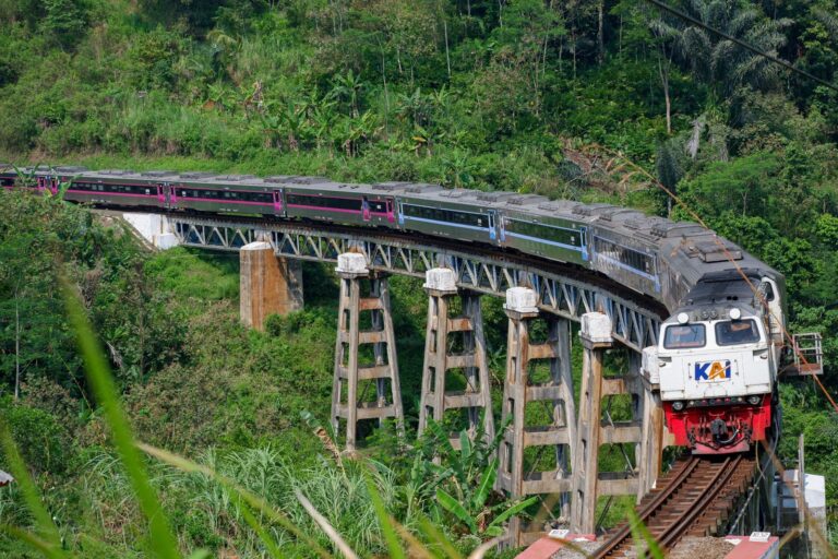 7 Jalur Kereta Api Terindah di Indonesia, Termasuk Rute Bogor–Sukabumi–Cianjur