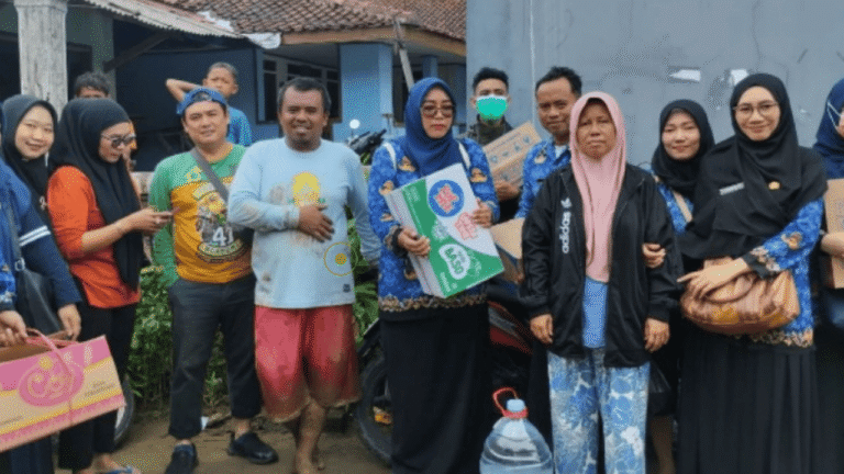DPPKB Kabupaten Sukabumi Tunjukkan Kepedulian, Salurkan Bantuan untuk PLKB Terdampak Banjir Bandang di Cisolok