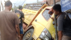 Truk Bermuatan Genteng Tabrak Rumah Warga di Jampangkulon, Diduga Sopir Mengantuk