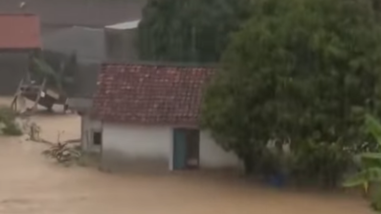 Ribuan Warga Terdampak, Banjir Bandang dan Longsor Terjang Cisolok Sukabumi