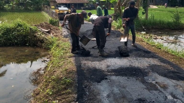 Akses Warga Makin Mudah, Jalan Lingkungan di Desa Jagamukti Surade Mulai Dibangun