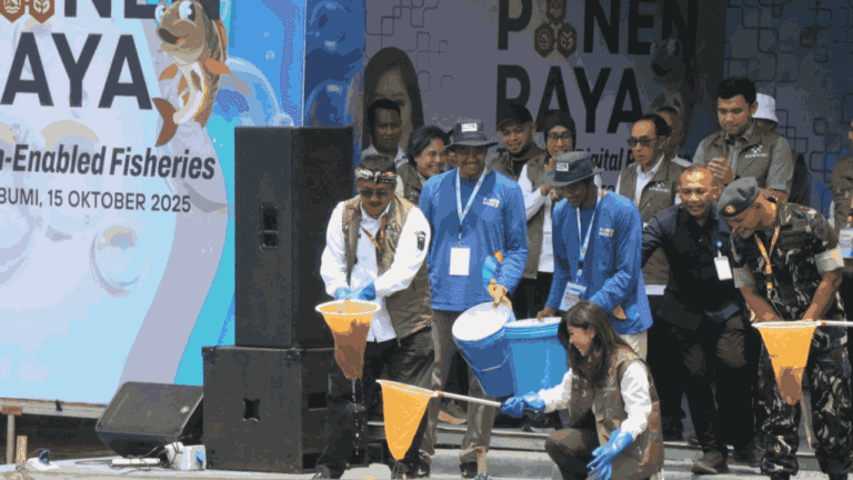 Pemanfaatan Teknologi Digital di Sektor Perikanan, Bupati Sukabumi dan Menkomdigi Lakukan Panen Raya