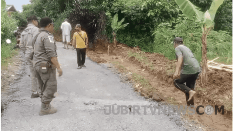 Video: Rutilahu dan Pengaspalan Jalan di Padajaya Sukabumi, Bukti Nyata Peningkatan Infrastruktur Desa