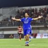 Selebrasi Thom Haye usai mencetak gol keempat Persib Bandung ke gawang Madura United. | Foto: Persib.co.id