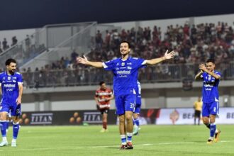 Selebrasi Thom Haye usai mencetak gol keempat Persib Bandung ke gawang Madura United. | Foto: Persib.co.id