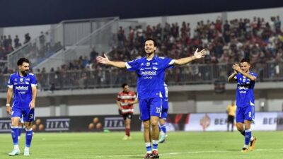 Selebrasi Thom Haye usai mencetak gol keempat Persib Bandung ke gawang Madura United. | Foto: Persib.co.id