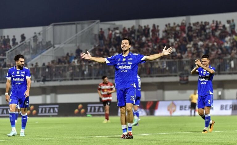 Selebrasi Thom Haye usai mencetak gol keempat Persib Bandung ke gawang Madura United. | Foto: Persib.co.id