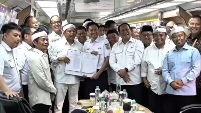 Gubenur Jabar Dedi Mulyadi (KDM) bersama Dirut PT KAI, Wamenhub serta kepala daerah se-Jabar menunjukan PKS pengembangan perkeretaapian Jabar. | Foto: Medsos KDM