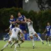 Duet bek Persib Bandung, Patricio Matricardi dan Julio Cesar saat berduel udara dengan pemain Lion City Sailors. | Foto Persib.co.id