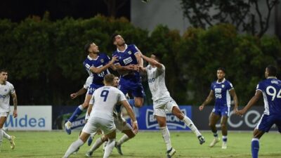 Duet bek Persib Bandung, Patricio Matricardi dan Julio Cesar saat berduel udara dengan pemain Lion City Sailors. | Foto Persib.co.id