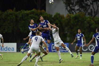 Duet bek Persib Bandung, Patricio Matricardi dan Julio Cesar saat berduel udara dengan pemain Lion City Sailors. | Foto Persib.co.id
