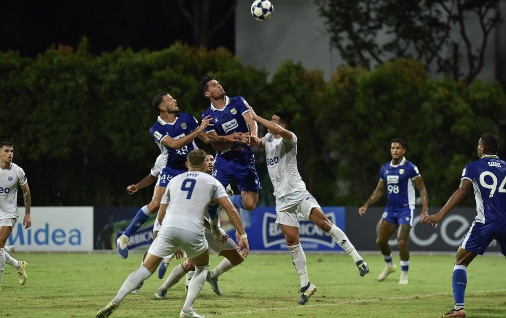 Duet bek Persib Bandung, Patricio Matricardi dan Julio Cesar saat berduel udara dengan pemain Lion City Sailors. | Foto Persib.co.id