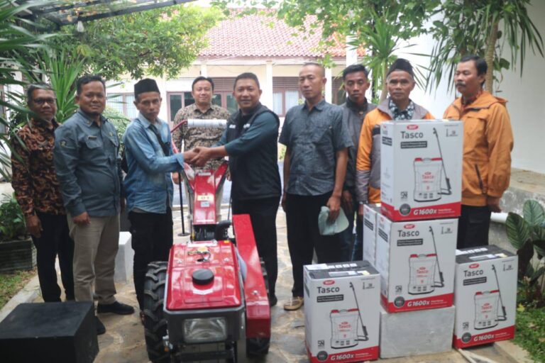 Dukung Peningkatan Produktivitas Pertanian, Pemkab Sukabumi Salurkan Bantuan Alsintan untuk Kelompok Tani