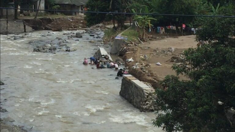 Tanggul Belum Diperbaiki, Desa Cikahuripan Cisolok Kembali Banjir: Bronjong Sudah Ada, Tapi Belum Jelas Kapan Dipasang