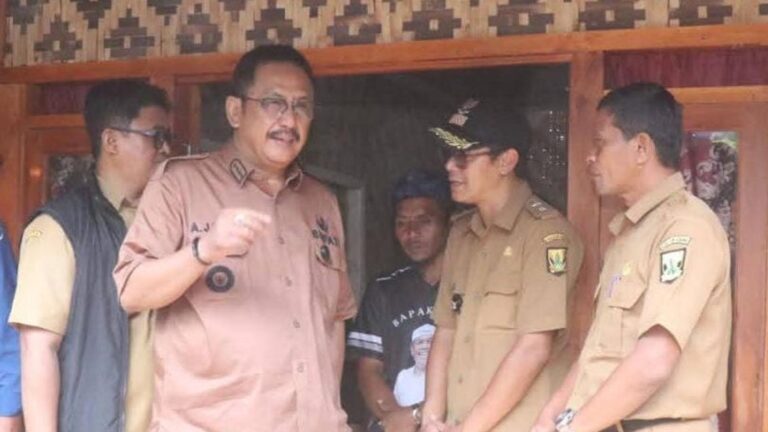Monitoring Huntap Nyalindung, Bupati Asep Japar Minta Warga Rawat Bantuan dengan Baik