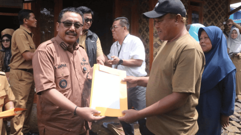 Bupati Sukabumi Tinjau Hasil Pembangunan Huntap dan Serahkan SK NJOP bagi Penyintas Bencana di Nyalindung