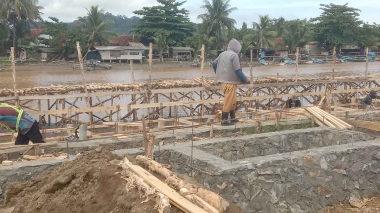 Warga Palangpang Keluhkan Proyek Kampung Nelayan Merah Putih, Upah Telat dan Tenaga Lokal Minim