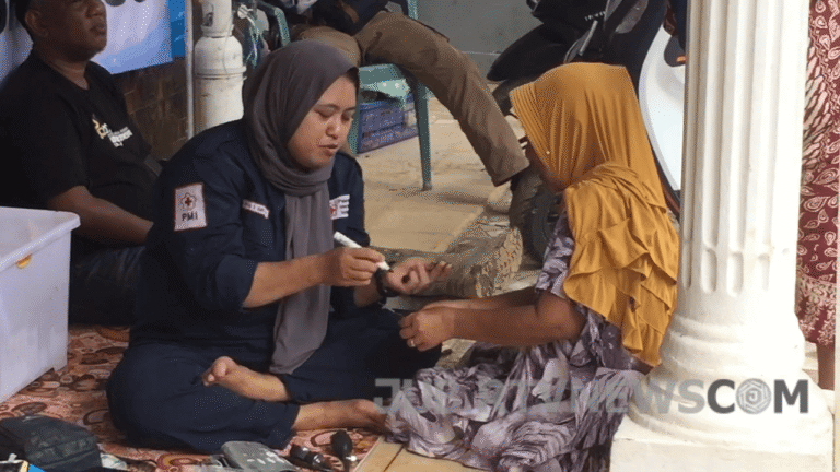 Video: Pascabencana, Pengungsi Cisolok Sukabumi Derita Gatal-Gatal dan Kekurangan Kasur Tidur