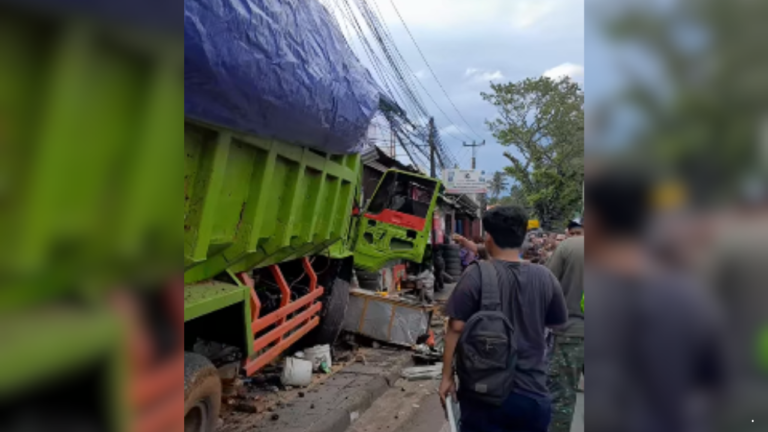 Truk Tanah Hantam Warung Mie Ayam di Cibadak Sukabumi, 2 Orang Terluka