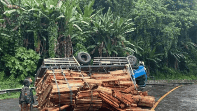 Truk Muatan Palet Terguling di Tanjakan Baeud Warungkiara Sukabumi, Polisi Ungkap Kronologinya