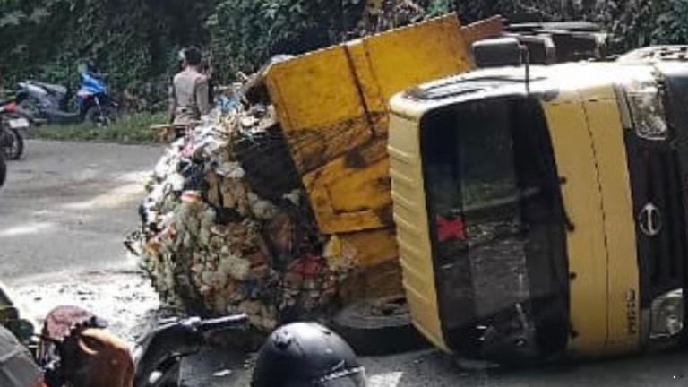 Truk Sampah DLH Sukabumi Terguling di Dekat Tanjakan Baeud, Begini Kronologinya