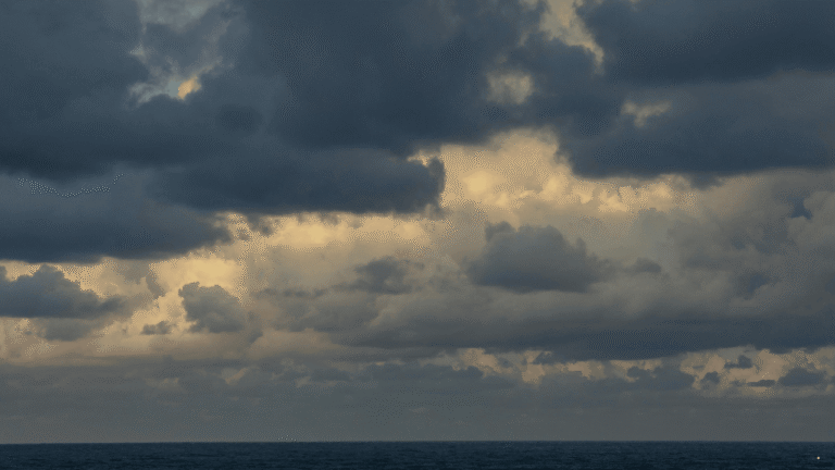 Hujan Ringan hingga Sedang Berpotensi Guyur Sejumlah Wilayah, Prakiraan Cuaca Jabar 28 November 2025