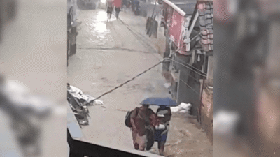 Banjir Kembali Rendam Kampung Tugu Cikahuripan, Warga Panik Keluar Rumah Selamatkan Barang