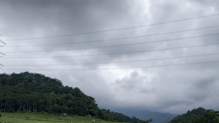 Prakiraan Cuaca Jabar 25 November 2025: Potensi Hujan dan Angin Kencang di Beberapa Wilayah