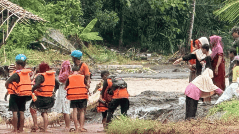 Momen Tim SAR Evakuasi Warga Terdampak Banjir yang Terisolasi di Cidadap Simpenan