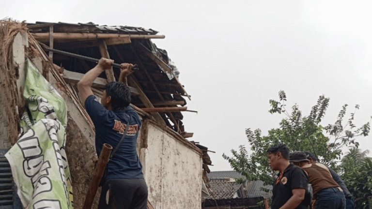 Rumah Warga di Gunungpuyuh Sukabumi Ambruk, Diduga Akbiat Cuaca Ekstrem