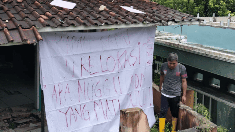 Menunggu Relokasi, Warga Kampung Gempol Sukabumi Bentangkan Spanduk Protes di Tengah Ancaman Pergerakan Tanah Susulan