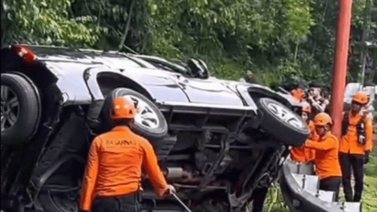 Mobil Wisatawan asal Nagrak Sukabumi Terguling di Tanjakan Cisarakan, Begini Kronologinya