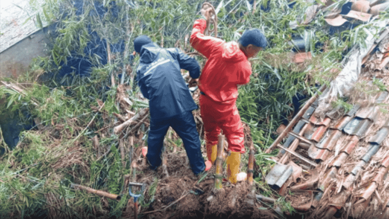 2 Rumah Warga Citamiang Sukabumi Rusak Akibat Longsor Tebing Dapuran Bambu