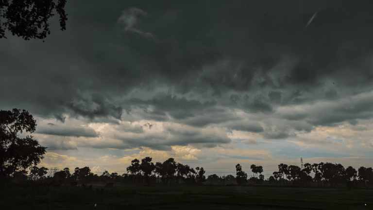 Prakiraan Cuaca Jawa Barat 2 Desember 2025: Hujan Ringan hingga Lebat Berpotensi Terjadi di Sejumlah Wilayah