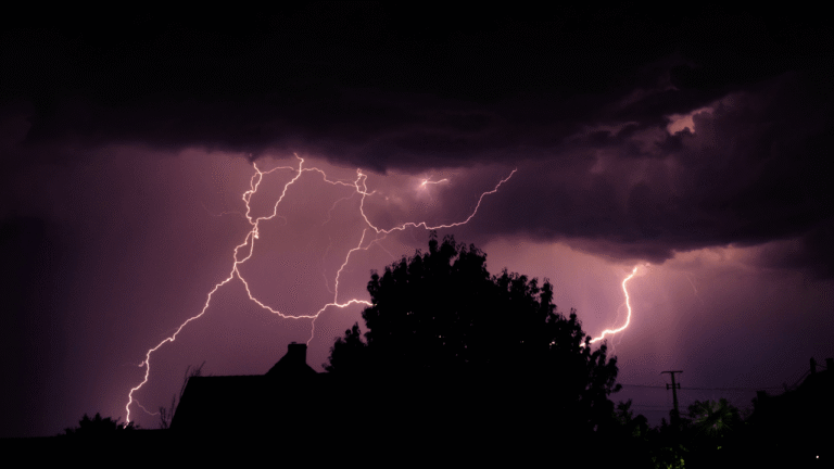 BMKG Ingatkan Potensi Hujan Ekstrem dan Angin Kencang di Jabar Jelang Nataru 2025/26,