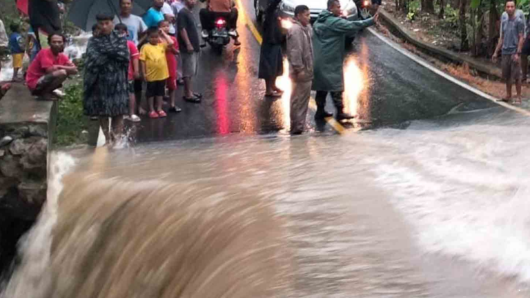 Jalan Nasional Cisolok Amblas, Gorong-Gorong Tersumbat Diduga Dipasang Saringan Bambu