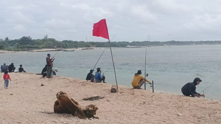 Libur Nataru 2025/26, Pantai Cibuaya Pangumbahan Ramai Dikunjungi Wisatawan dan Penggemar Mancing