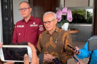 Wakil Ketua Komisi II DPR RI, Aria Bima didampingi Wali Kota Ayep Zaki saat membahas soal wacana penggabungan Susukecir ke Kota Sukabumi. | Foto: Ist