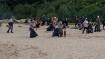 Ratusan relawan dari berbagai instansi dan komunitas membersihkan sampah di kawasan Pantai Pangumbahan, Kecamatan Ciracap, dalam Aksi Jabar Raksa Sagara 2025, Selasa (2/12/2025). | Foto: Candra