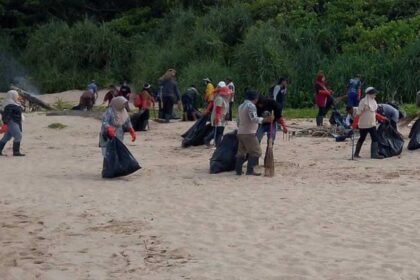 Ratusan relawan dari berbagai instansi dan komunitas membersihkan sampah di kawasan Pantai Pangumbahan, Kecamatan Ciracap, dalam Aksi Jabar Raksa Sagara 2025, Selasa (2/12/2025). | Foto: Candra